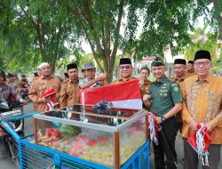 Pj Bupati Bersama Forkopimda Aceh Barat Bagi Bendera Merah Putih