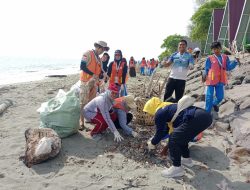 Sambut PON XXI dan HUT ke-79 RI, Aceh Besar Bersihkan Kawasan Wisata Pantai