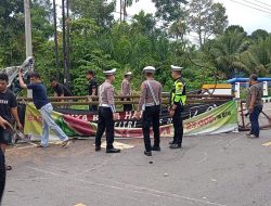 Beri Perhatian Demi Keselamatan, Polisi Rubuhkan Gapura Selamat Datang Lhoksukon