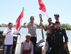 Jelang HUT ke-79 RI, Kapolres Aceh Utara Bagikan Bendera Merah Putih Kepada Nelayan