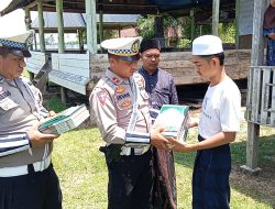 Sambangi Dayah Bustanut Tazkirah, KBO Lantas Polres Aceh Utara Waqafkan Puluhan Kitab
