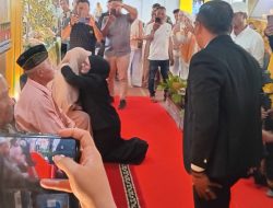 Disambut Sholawat, Ketua Sementara DPRK Aceh Tengah 2024-2029 Bersimpuh