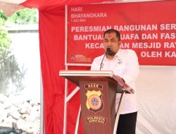 Pj Bupati Aceh Besar Dampingi Kapolda Aceh Serahkan Kunci Rumah Dhuafa di Ladong
