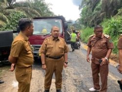 Bupati Tapsel Tinjau Perbaikan Jalan Yang Rusak di Angkola Selatan