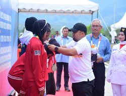 Pj Bupati Iswanto Kalungkan Medali Juara Dayung di Waduk Keuliling