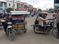 Tebar Kebaikan, Ipda Irvan Bagikan Nasi Kotak Gratis Kepada Masyarakat