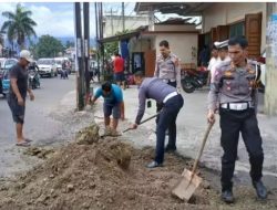 Cegah Kecelakaan dan Kemacetan Polres Padangsidimpuan Lakukan Penimbunan Jalan Berlubang