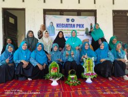 TP PKK Gampong Seuriget Latih Membuat Hiasan Ranup Hantaran