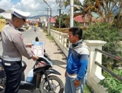 Di Hari Ke-10 Ops Zebra Toba, Personel Sat Lantas Pos Batang Toru Berikan Himbauan dan Penindakan Kepada Pelanggar Lalulintas