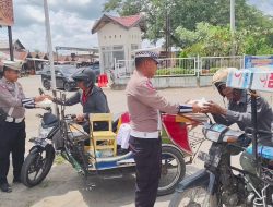 Peduli Sesama, “KBO Lantas Aceh Utara Bagikan 120 Nasi Kotak”