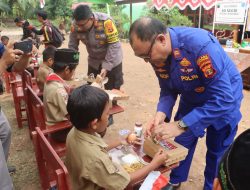 “Polisi Bagikan Makanan Bergizi di SD terpencil Pulau Rimau Ketapang”