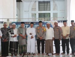 Di Masjid Agung Baiturrahim Lhoksukon : Kapolres Aceh Utara Gelar Jum’at Curhat dan Berbagi Kasih