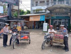 Sambangi Tukang Becak dan Pedagang Kakilima, Ipda Irvan Bagikan 105 Nasi Kotak