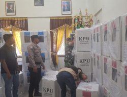 Intensifkan Pengamanan, Polsek Langkahan Kawal Distribusi Logistik Pilkada ke 39 TPS