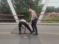 Peduli Keluhan Warga, “Polisi Pindahkan Plat Besi Penutup Lubang Jembatan Pantonlabu”