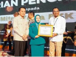 Kadis Kominfo Sumut Terima Penghargaan Sebagai Mitra Kerja PKK-6