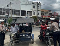 Berbagi Sesama : KBO Lantas Aceh Utara Bagikan Nasi Kotak kepada Masyarakat Miskin