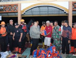 Bupati Tapsel Tinjau Pengungsi Korban Banjir di Tantom Angkola