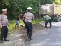Polres Padangsidimpuan Perbaiki Jalan Berlubang, Antisipasi Kecelakaan Jelang Nataru