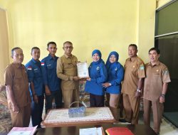 Kepala Badan Kesbangpol Aceh Selatan Serahkan Surat STPLKL Kepada Ketua IWO Aceh Selatan