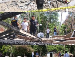 Sat Reskrim Polres Aceh Selatan Bersama Tim Labfor Polda Sumatra Utara Olah TKP Dugaan Pembakaran dan Pengerusakan Rumah