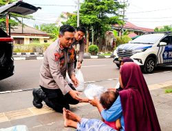 Jelang Buka Puasa, Kapolres Muba Bersama Kasat Lantas Bagikan Takjil