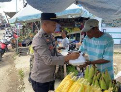 Sasar Pedagang Kaki lima, Ipda Irvan Bagikan Ratusan Nasi Kotak Melalui Program Geubibu