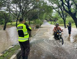 Kapolres Lampung Selatan Tinjau Luapan Air di Kalianda, Himbau Warga Waspada