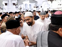 Gubernur dan Wakil Gubernur Aceh Salat Idul Fitri di Masjid Raya Baiturrahman Banda Aceh