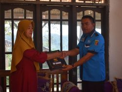 Dukung Program Gubernur Lampung, SMKN 2 Kalianda Serahkan Ijazah Secara “Door to door”
