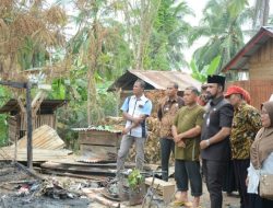 Bupati Al-Farlaky Serahkan Bantuan Langsung Korban Kebakaran