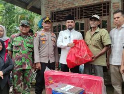 Bupati Al Farlaky Serahkan Langsung Bantuan Masa Panik Angin Kencang