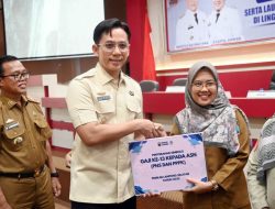 Kabar Gembira !! Bupati Lampung Selatan Serahkan Gajih Ke 13 ASN Dan Launching Gajih THLS