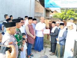 Bupati Lamsel Egi Pratama Serahkan Sapi Qurban Presiden di Kecamatan Jatiagung
