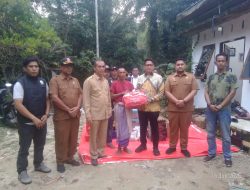 Wakil Walikota Langsa M Haikal Alfisyahrin Didampingi Kadis Sosial dan Plt. Kabag Kesra, “Serahkan Bantuan Masa Panik Korban Kebakaran”