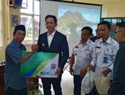 Bupati Lampung Selatan, “Serahkan Simbolis Kartu BPJS Ketenagakerjaan bagi Pekerja Rentan dan Santunan Kematian”