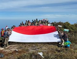 Tim Ekspedisi Hari Bhayangkara, “Bentangkan Sang Merah Putih di Puncak Gunung Leuser”