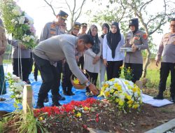 Peringati Hari Bhayangkara ke-79, Baharkam Polri Ziarah ke Makam Briptu Anumerta Ghalib