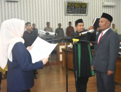 Ketua DPRK Langsa Melvita Sari, S.AB, Lantik PAW Ismail, SH Partai Aceh