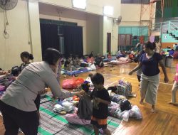 Bantu Warga Terdampak Banjir, Polisi Bagikan Ratusan Makanan