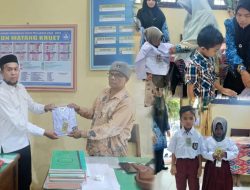 Tgk Suryadi Bantu Seragam Untuk Siswa Baru SDN Matang Kruet, Kepsek Harapkan Pembangunan Ruang Guru
