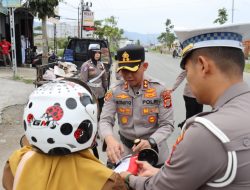 Semangat Nasionalisme Jelang HUT RI ke-80, Kapolres Aceh Tengah Bagikan Bendera Merah Putih kepada Masyarakat