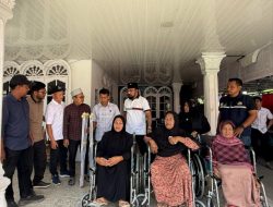 Wujudkan Impian, Bupati Al Farlaky Serahkan Bantuan Kursi Roda Lansia