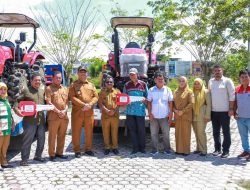 Bupati Armia Serahkan 4 Unit Traktor Kelompok Tani, Ini Harapannya