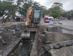 PUPR Aceh Barat Grecep Atasi Genangan Air, Keruk Drainase Dengan Excavator