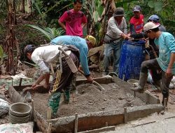 Keren, “Warga Desa Pematang Gotong Royong Bangun Jalan Rabat Beton Secara Swadaya”