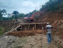 PUPR Aceh Barat Tangani Longsor Tebing Sungai dan Badan Jalan Kubu Capang – Pasi Ara WT